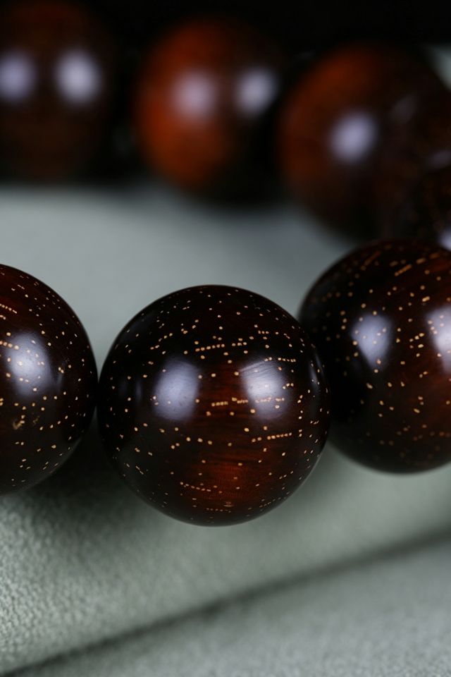 Inner Peace Golden Star Red Sandalwood Bracelet for Minimalist Wellness - Image 2